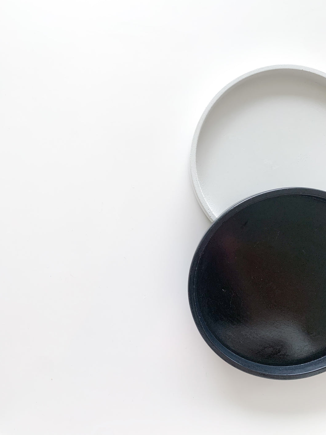 Round Concrete Tray (Black or White)